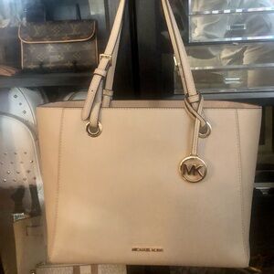 Michael Kors Medium Walsh Leather Tote in Bisque